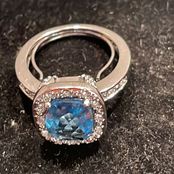 RARE Size 4.75 Avon silver tone prong set cushion cut topaz like crystal ring - Picture 3 of 9